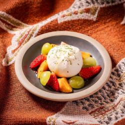 ブッラータチーズと季節のフルーツ