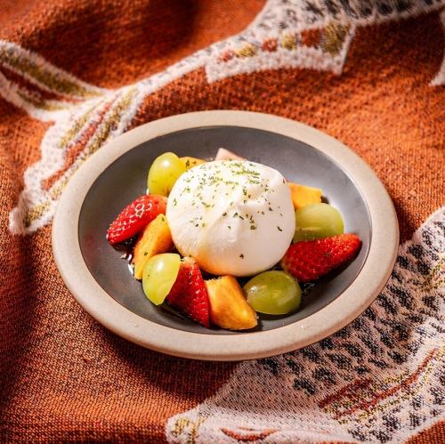 ブッラータチーズと季節のフルーツ