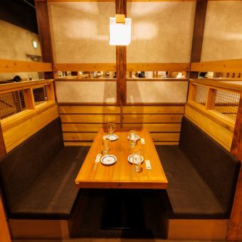 オープンなお席がお好みのお客様は大衆居酒屋の雰囲気を味わえる開放的なお席がオススメ♪ ※写真は系列店