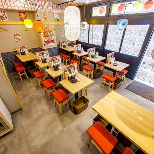 You can relax in the spacious space.It's also a perfect place for a dinner party with family and friends.If the number of people increases, we will connect the seats, so please feel free to contact us.