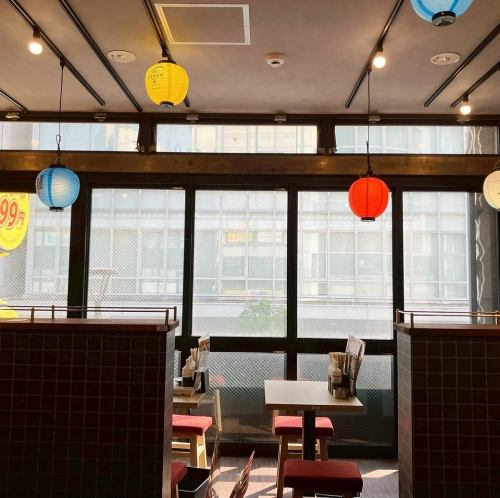 The interior of the restaurant has a nostalgic atmosphere and offers a wide variety of attractive old-fashioned menu items.It is a popular bar with a friendly atmosphere reminiscent of a downtown bar, and reasonable prices that you can enjoy casually!