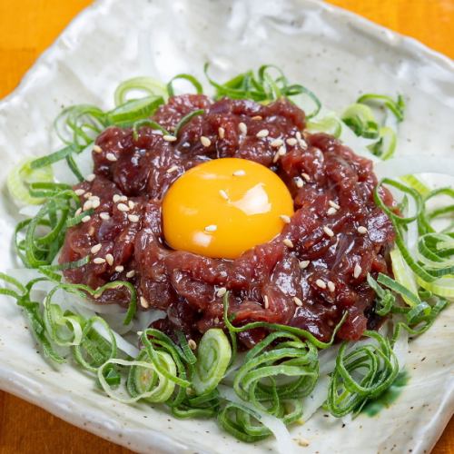 【おすすめ】濃厚卵黄×とろける馬刺しの絶妙コラボ!特製ダレが自慢の「馬刺しユッケ」