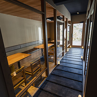 店内には、周囲に気兼ねなくゆったりと寛げるプライベート感満載の完全個室を完備しています。ご家族や友人とのお集まりはもちろん、慶事や法事など特別な日のご利用にも最適な空間です♪落ち着いた雰囲気の中で、心温まるひとときをお過ごしいただけます。また、貸切も承っており、各種宴会やパーティーにも対応可能◎