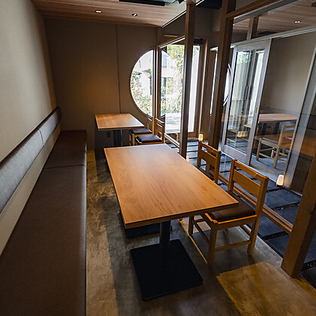 地下1階には、季節の味覚をふんだんに使用した逸品が味わえるイートインスペースをご用意しております。落ち着いた雰囲気の和空間で、心地よい時間を過ごしながら、旬の食材を活かした料理をゆっくりとお楽しみいただけます。ここでは、特別感あふれる料理とともに、友人や家族との会話を楽しむことができます。