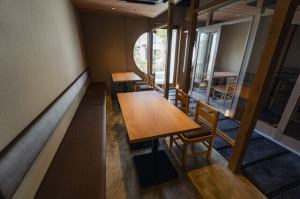 落ち着いた雰囲気の和空間で、心地よくお食事を楽しむことができます。人気のいなり寿司をはじめ、地下1階では季節の味覚を使用した逸品を味わえるイートインスペースも完備しております。リラックスしながら、旬の食材を活かした料理をゆっくりとお楽しみいただけます。さらに、貸切にも対応しております。