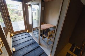 完全個室も完備しており、プライベート感を大切にしたい方にも最適な環境です。貸切も承っておりますので、各種宴会や集まりにもぜひご利用ください。木を基調とした落ち着いた雰囲気の和空間で、心地よいひとときをお過ごしいただけます。人気のいなり寿司を楽しむための理想的なスペースです。