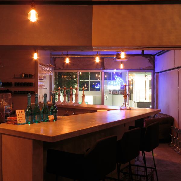 There are 6 counter seats in the store.Please feel free to come by yourself or in a group♪You can enjoy not only drinks but also as much shisha as you like◎Recommended for a quick drink after work, a date, or a girls' night out.