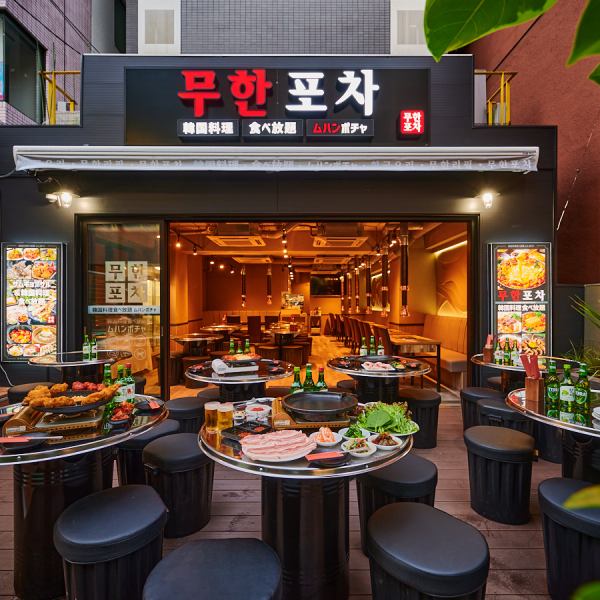 新大久保駅より徒歩3分の位置に佇む韓国屋台料理屋。本場韓国の雰囲気をまとった店内は、非日常感を演出。女子会、デート、会社帰りの飲み会など様々なシーンでご利用いただけます。美味しい韓国料理とお酒をご堪能ください