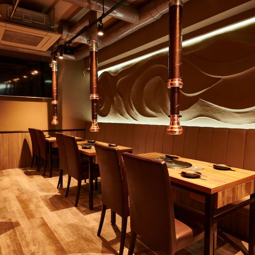 <p>店内は落ち着いた雰囲気で、ご友人やカップルの方などどなたでも安心してお食事頂けます♪デートや友人との食事にもみんなで楽しみながら、オシャレな店内で美味しい料理を食べて素敵な時間をお過ごし頂けます♪(韓国料理/新大久保/食べ放題/飲み放題/サムギョプサル/昼飲み/ランチ/ディナー)</p>