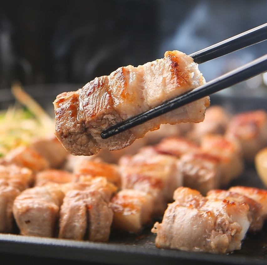 当店名物のサムギョプサルに韓国料理30種類食べ放題のセットも♪