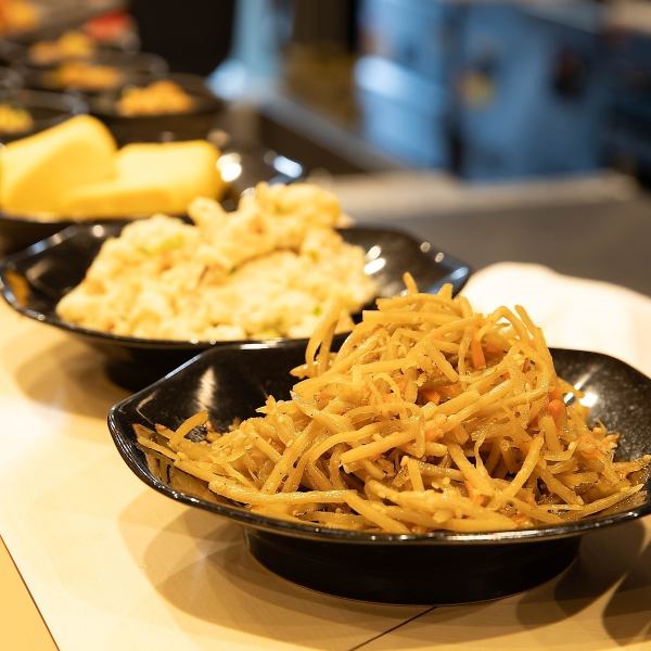 おばんざい各種　きんぴらごぼう・マカロニサラダ・なめこおろしは各400円(税込)～　