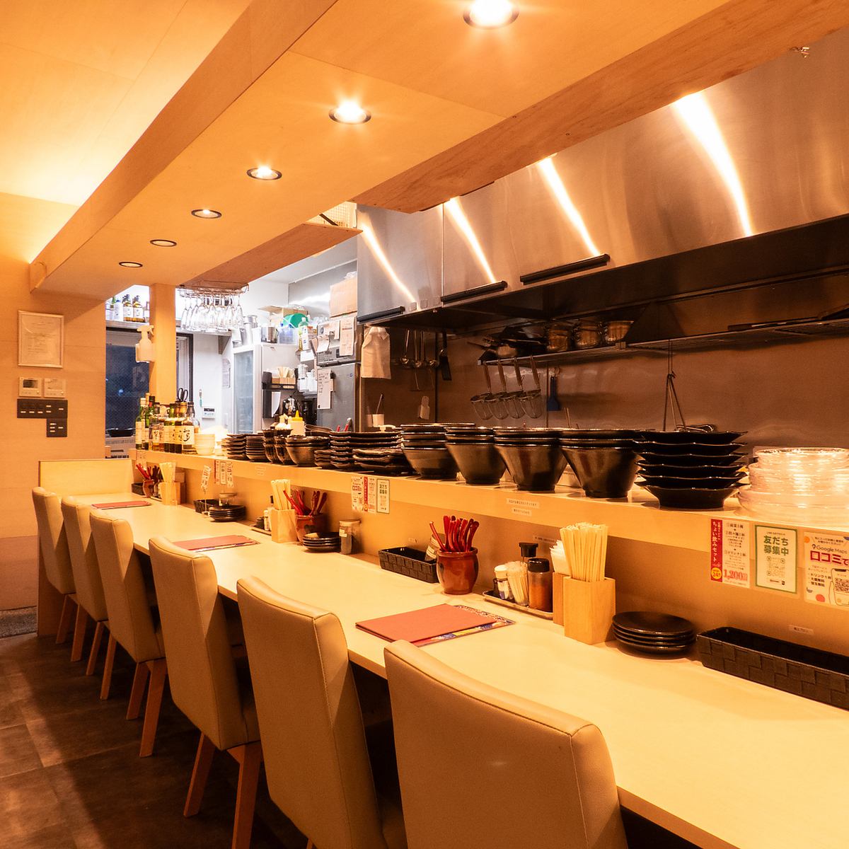 白木の意匠が美しい和モダンの空間で味わう料理やお酒は格別です