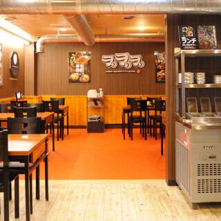 落ち着いた広々とした空間でゆったりとお食事を♪