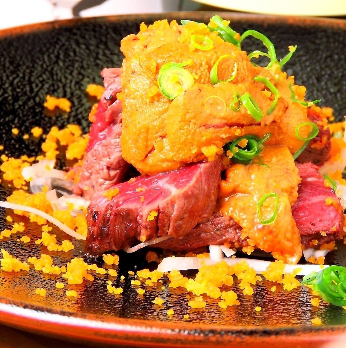 Beef steak topped with sea urchin looks great♪Enjoy the meat at Meat Shokudo Onikai!