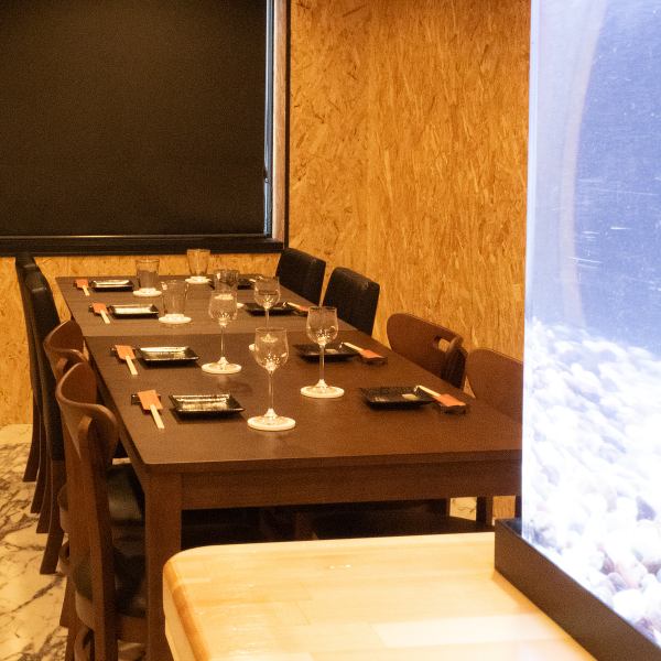 【テーブル席でグルメな宴会満喫♪】女子会・プチ同窓会・旅先でのお食事などにオススメのお席。こだわり料理を囲んで旨いお酒で乾杯！