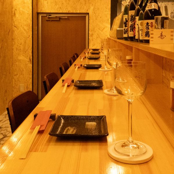【カウンター席でゆったり過ごす☆】当店は翌4時まで営業。お一人様でじっくりお食事やお酒を楽しみたい時、同僚と語り合いたい夜にも◎
