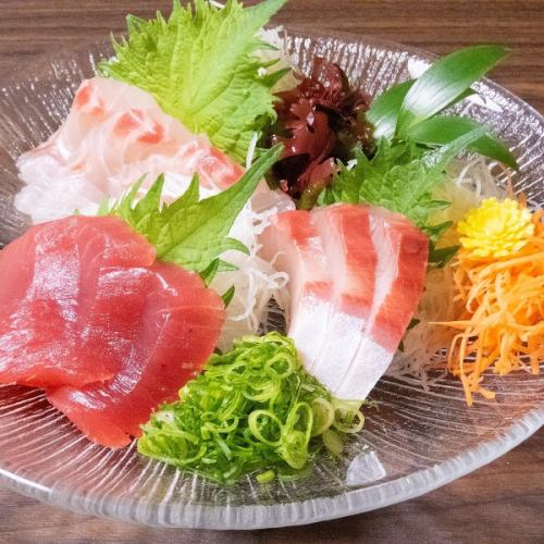 朝どれ鮮魚！店内でさばいた新鮮なお刺身盛り合わせ