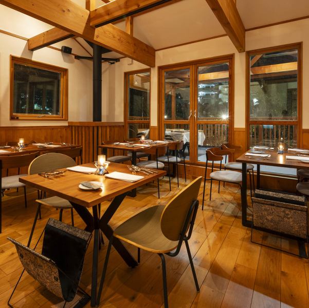 店内は木の質感を大切にしたナチュラルで温かみのあるデザインとなっており、初めて訪れる方でもリラックスして過ごせる心地よい雰囲気が漂います。広々とした空間には柔らかな光が差し込み、ランチタイムは爽やかに、ディナータイムは落ち着いた照明で上質な大人の時間を演出してくれるレストランです。