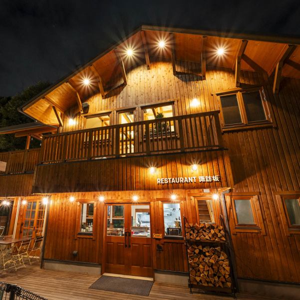 開放感抜群のテラス席は、心地よい風を感じながらお食事を楽しめる特等席です◎わんちゃん連れの方はもちろん、外の空気を感じながらゆったり過ごしたい方にもおすすめ♪緑豊かな山手エリアの雰囲気を感じながら、都会の喧騒を忘れて季節の移ろいを感じられる贅沢なプライベートタイムを満喫してみてはいかがでしょうか◎