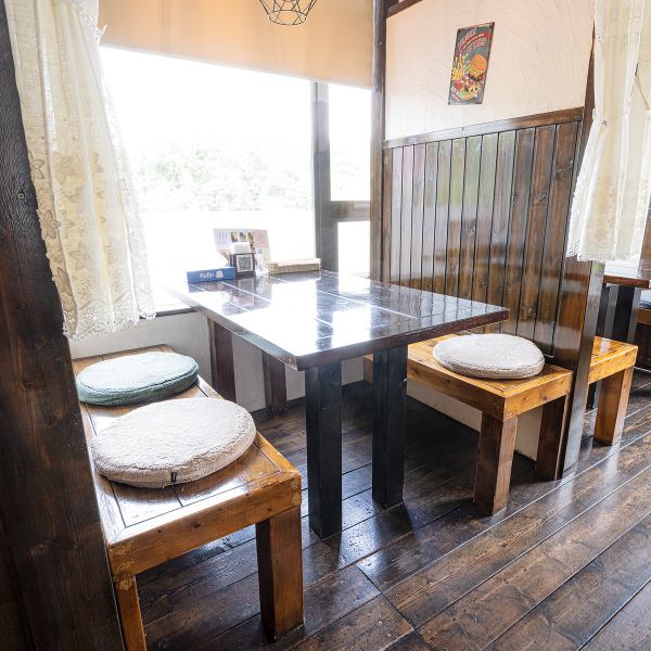 【ゆったりと落ち着いた空間】4名様、2名様用のテーブル席をご用意。落ち着いたおしゃれな空間は、デートやご友人、ご家族とのお食事に最適な空間です♪周りを気にせず、美味しいお料理を楽しみながらお過ごしくださいませ！