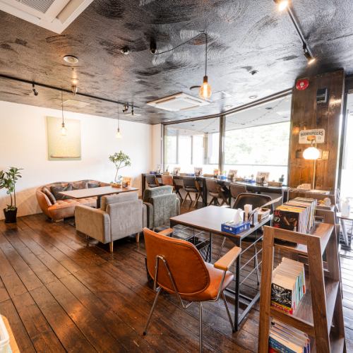 有两张可容纳四人的桌子，非常适合与家人或朋友一起用餐。请在平静的空间里放松。