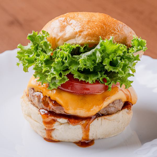 【香ばしいチーズと手ごねパテ】当店人気No.1チェダーチーズバーガー　1000円(税込)