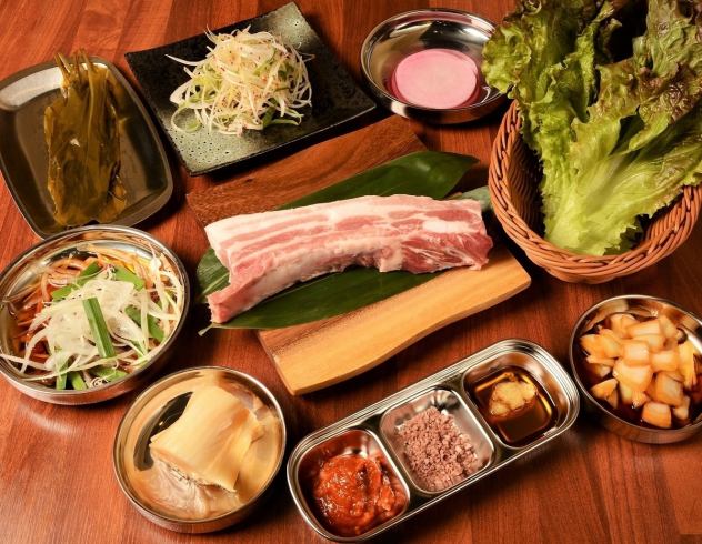 可以品嚐到以五花肉為主菜的正宗韓國料理!非常適合午餐、下班後、酒會等。