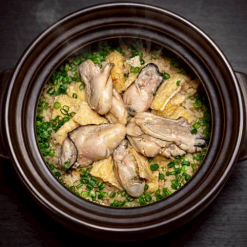 Oyster rice in a clay pot