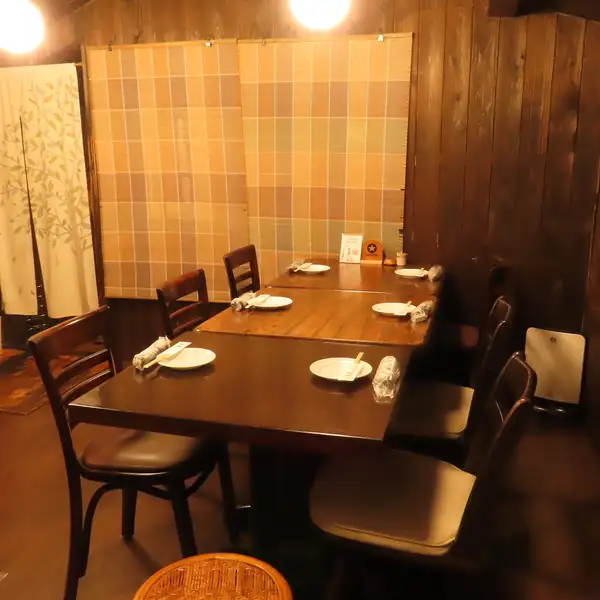 【テーブル席】ご友人や会社の同僚の方との会食にぴったりのお席もご用意いたしております！お気軽にお越しください♪