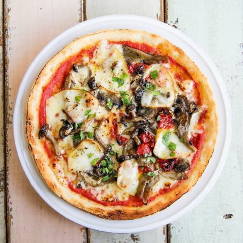 Pizza with 4 kinds of mushrooms and semi-dried tomatoes