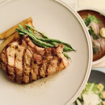【限2人】包含人气料理的6道菜、无限畅饮的精酿啤酒、烤上州带骨猪肉年糕