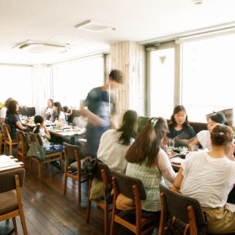 7階テーブル席。解放的な落ち着ける空間。