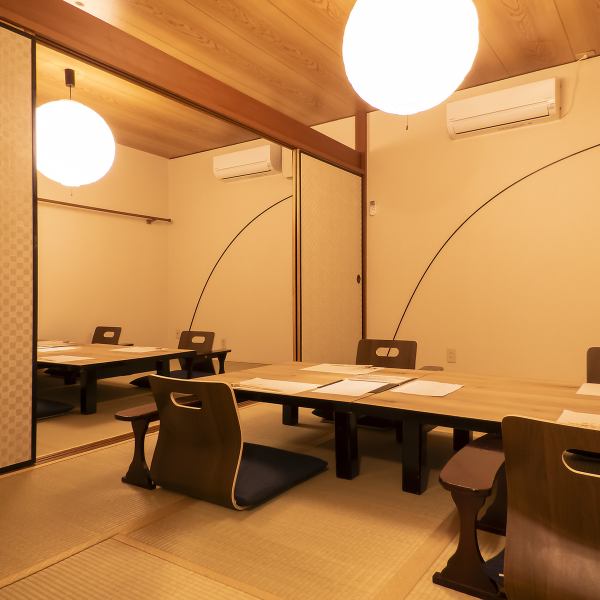 【くつろげる個室お座敷】歓送迎会や会社宴会、女子会、記念日など、様々なシーンでご利用いただけます。2階は50名までの貸切が可能で、3部屋もありますので、40名までの団体様にも対応可能です。鶏は京都赤鳥を使った料理が自慢のお店で、おいしいお料理と楽しいひとときをお届けします！お気軽にお問い合わせください☆