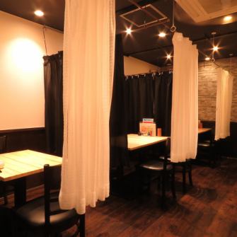 [Table seats at the back of the store where you can relax and relax with peace of mind] The table seats at the back of the store, which are recommended for small drinking parties, have curtain partitions.