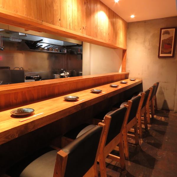 【歓送迎会や同窓会などに◎】木を基調とした温かみのある店内は各種宴会から少人数での飲み会など様々なシーンでご利用頂きやすくなっております！送別会や歓迎会などでの貸切のご相談も随時受け付けておりますのでお気軽にお問い合わせください！【親富孝　貸切　歓送迎会　女子会　誕生日　飲み放題　ハッピーアワー　】