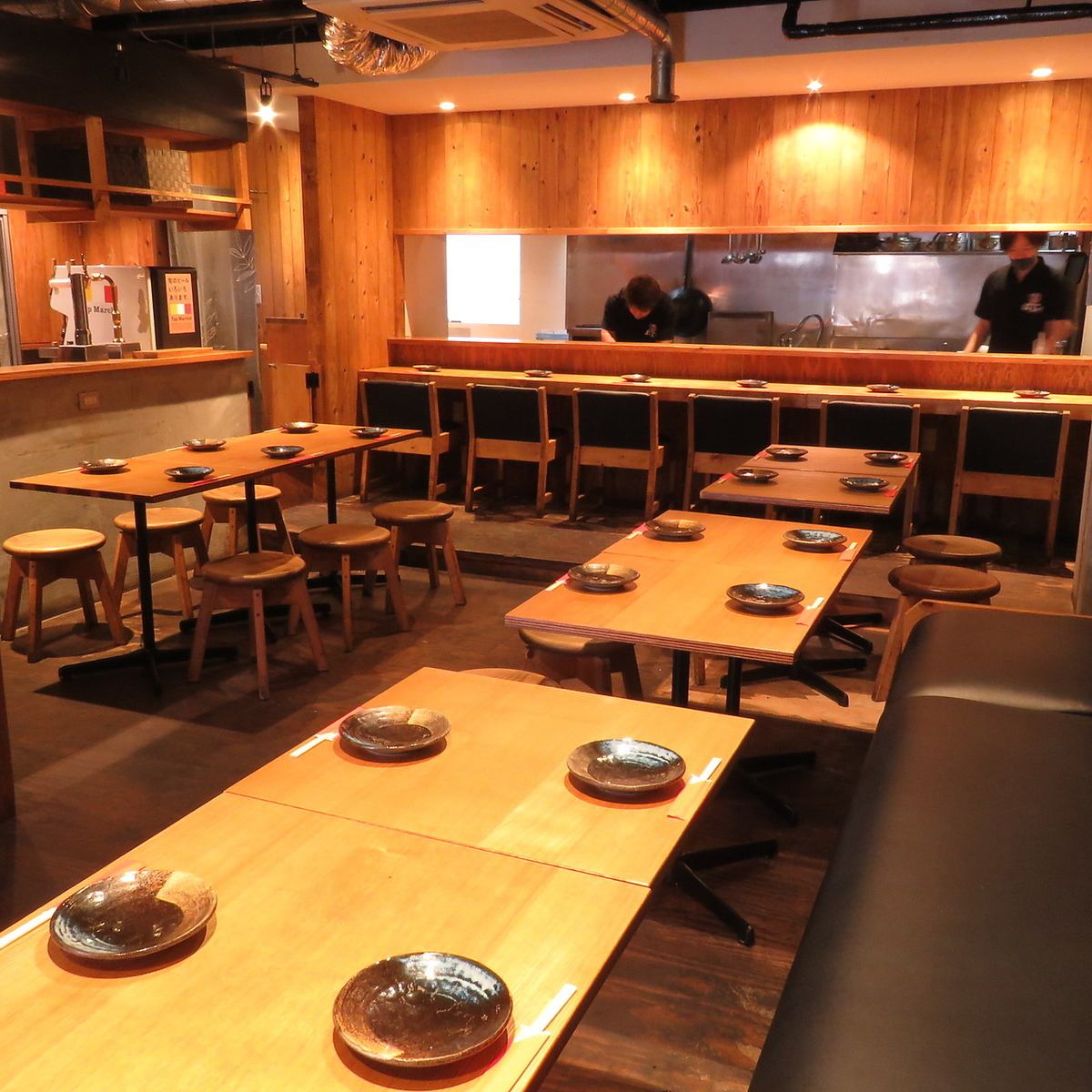 木目調の店内はアットホームな空間にカウンター席はデートにも♪