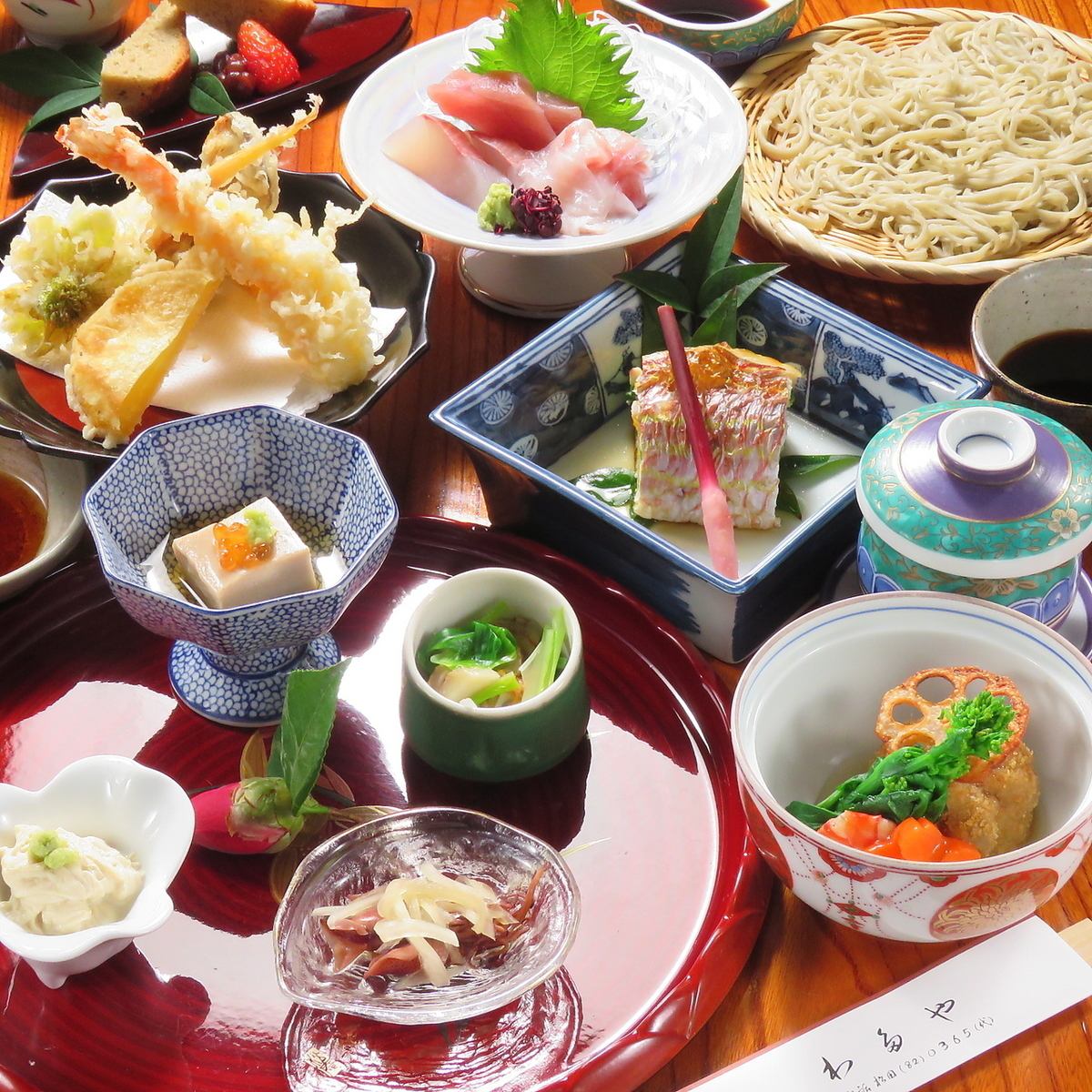 We offer kaiseki cuisine using seasonal ingredients prepared by skilled chefs. Lunch is reasonably priced!