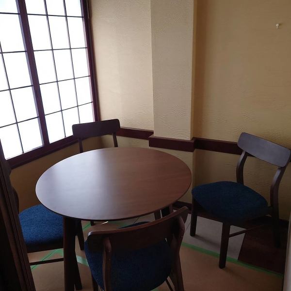 店内は落ち着きある空間で、日本の伝統的な美意識を感じながら、ゆっくりと食事や会話を楽しむことができます。品格あるサービスと美しい料理が、贅沢な時間を提供してくれます。お料理も漁港から毎日直送される新鮮魚介を堪能することができます。またご宴会に最適な飲み放題付きのお得なコースも多数ご用意しております！