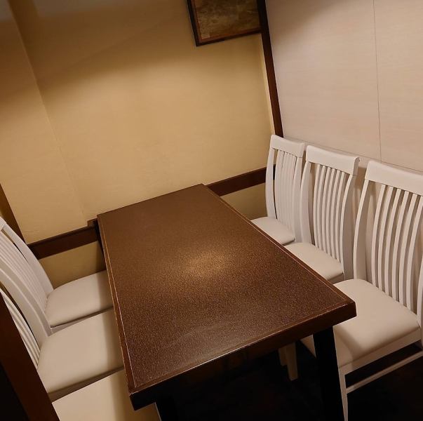 和風の装飾や照明が使われ、静かでリラックスできる空間が広がっています。店内には大きなテーブルや個室があり、大人数の宴会や少人数の食事会に対応しています。また新鮮な海鮮料理が楽しめるほか、日本各地で嗜まれるお料理に合った焼酎や日本酒が豊富に揃っており、宴会に最適な飲み放題のプランも用意しております！