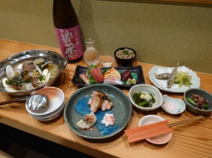 【含税5,500日元】清酒鲜万代料理套餐和6种日本酒无限畅饮套餐
