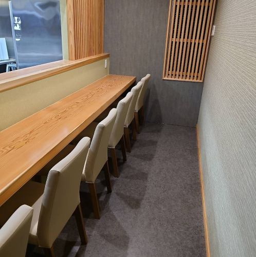 <p>和の温もりを感じられる空間でゆったりとお過ごしいただけます。落ち着いた癒し空間と絶品料理でおもてなしを致します。ご家族でのお食事、会社宴会、同窓会など、幅広くご利用いただけます。ゆったり落ち着いて語らえる素敵なお時間になりますよ。35名様まで宴会可能ですので、ご相談もお気軽にお問い合わせください。</p>