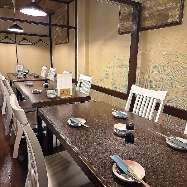 店内は落ち着きある空間で、日本の伝統的な美意識を感じながら、ゆっくりと食事や会話を楽しむことができます。品格あるサービスと美しい料理が、贅沢な時間を提供してくれます。お料理も漁港から毎日直送される新鮮魚介を堪能することができます。またご宴会に最適な飲み放題付きのお得なコースも多数ご用意しております!