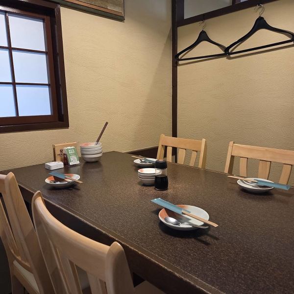 和風の装飾や照明が使われ、静かでリラックスできる空間が広がっています。店内には大きなテーブルや個室があり、大人数の宴会や少人数の食事会に対応しています。また新鮮な海鮮料理が楽しめるほか、日本各地で嗜まれるお料理に合った焼酎や日本酒が豊富に揃っており、宴会に最適な飲み放題のプランも用意しております!