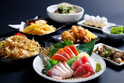 【畅饮套餐◆城下町宴席套餐，共8道菜，3500日元（含税）】包含3种刺身、白肝、炸鸡等。