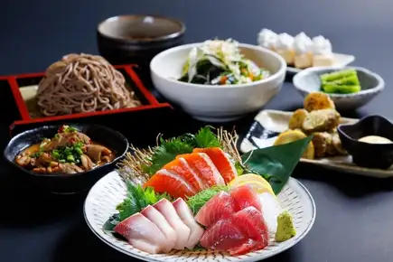 【畅饮套餐 ◆ 信州地方料理套餐（共7道菜）4000日元（含税）】包含刺身、信州荞麦面等。