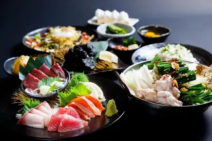 【畅饮套餐◆城下町盛宴套餐，共8道菜，5000日元（含税）】刺身、马刺身、内脏火锅等。