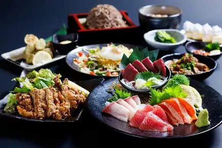 【畅饮套餐◆信州豪华盛宴套餐，共8道菜，5000日元（含税）】包含马肉刺身、强盗式烤肉等。