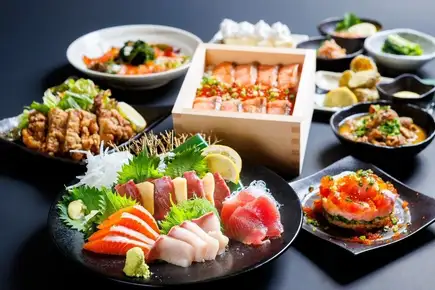 【畅饮套餐 ◆ 城下町灯光～信州之光～ 套餐，8道菜，6000日元（含税）】包含红白马刺身拼盘等。
