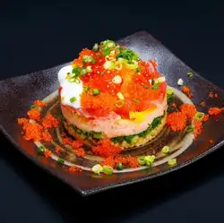 名物 山盛り海鮮ばくだん