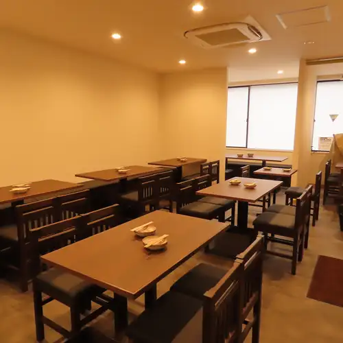 <p>テーブル席は、周囲を気にせず会話と食事を楽しめる落ち着いた空間。宴会や忘年会はもちろん、普段の食事や少人数の集まりにも使いやすい席です。ゆったり座れるため、観光の食事利用にもおすすめ。ほどよいプライベート感があり、長居しやすいのも特徴です。</p>